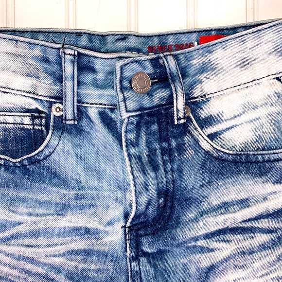 Lion Dynasty Acid Washed Denim Jean Shorts Size 6 Slim - Picture 3 of 12